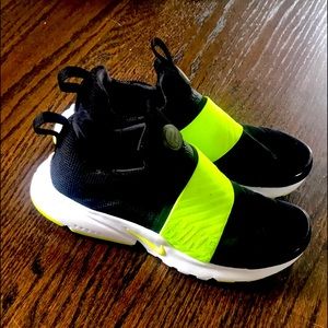 Nike slip on sneakers / don’t know much abt them